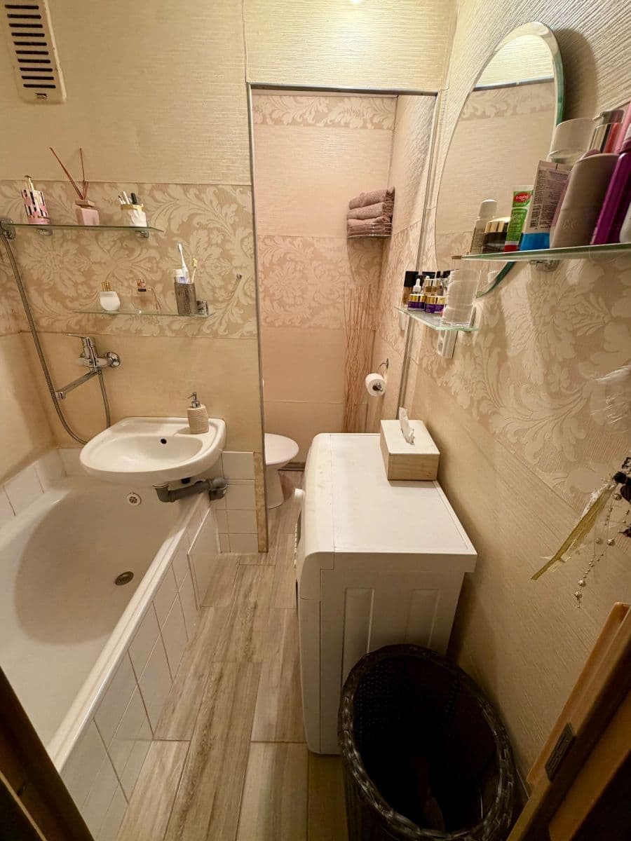 Predaj bytu 2-izbový 50 m², Maďarská, Karlovy Vary, Karlovarský kraj Predaj bytu 2-izbový 50 m², Maďarská, Karlovy Vary, Karlovarský kraj