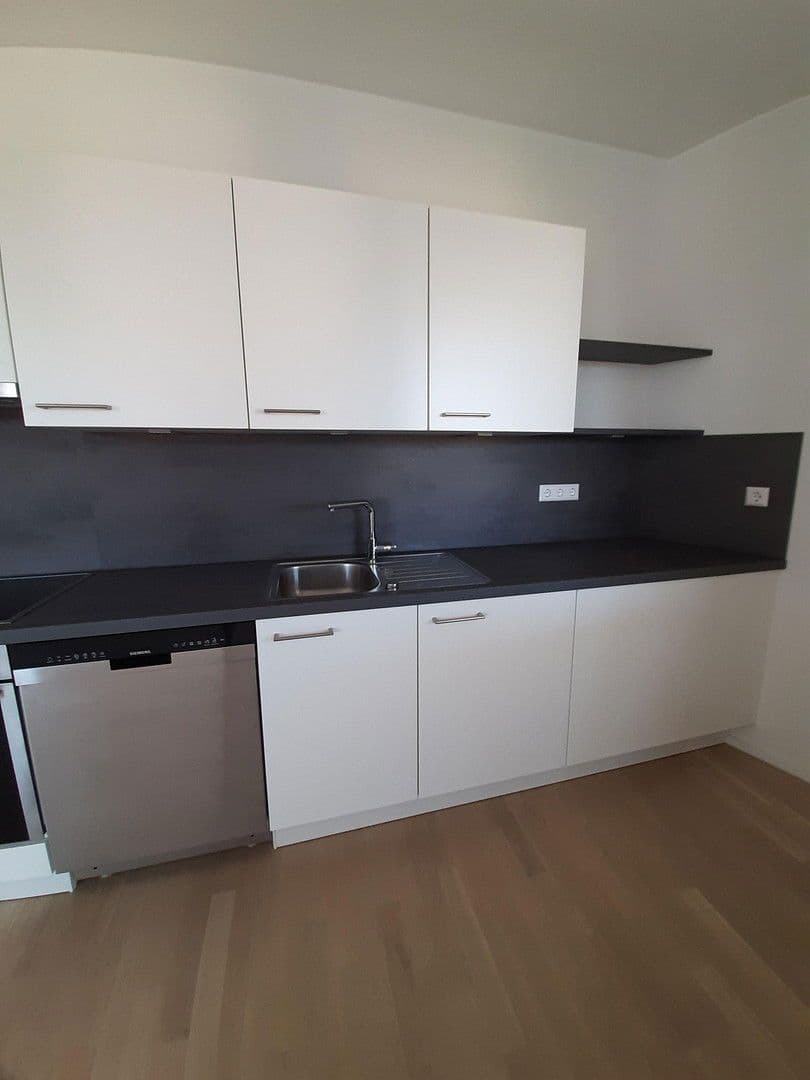 Prenájom bytu 3-izbový 85 m², Stuttgart, Bádensko-Wurttembersko Prenájom bytu 3-izbový 85 m², Stuttgart, Bádensko-Wurttembersko