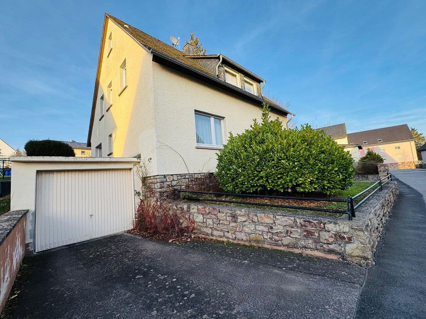 Predaj domu 140 m², pozemek 451 m², Simmern/Hunsrück, Porýnie-Falcko Predaj domu 140 m², pozemek 451 m², Simmern/Hunsrück, Porýnie-Falcko