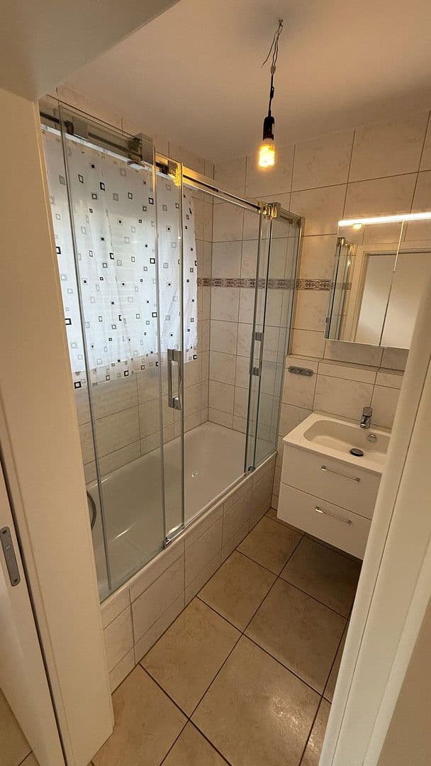 Prenájom bytu 4-izbový 106 m², Stuttgart, Bádensko-Wurttembersko Prenájom bytu 4-izbový 106 m², Stuttgart, Bádensko-Wurttembersko