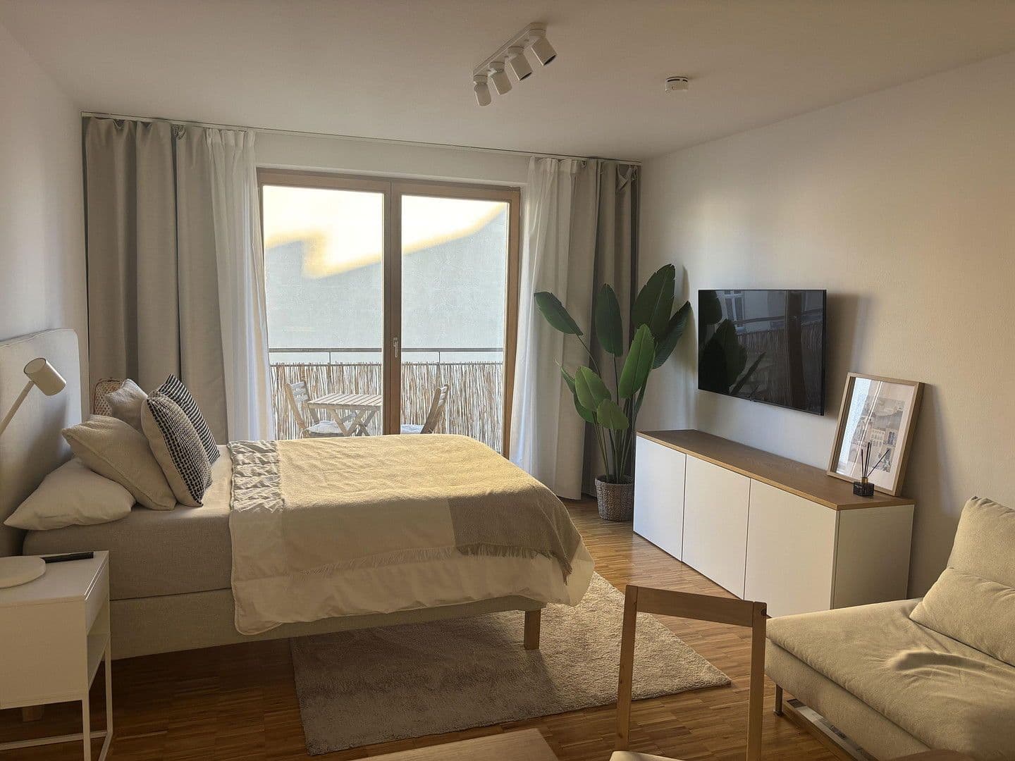 Prenájom bytu 1-izbový 38 m², Berlin, Berlín Prenájom bytu 1-izbový 38 m², Berlin, Berlín