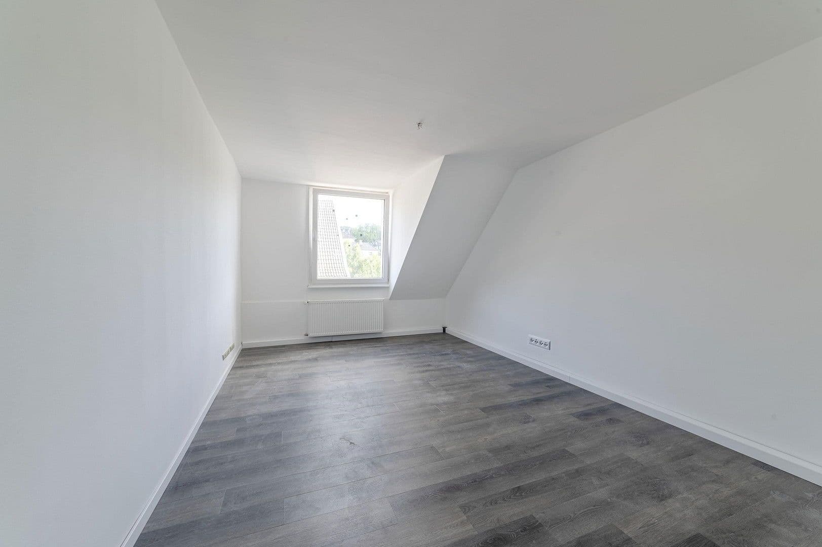 Prenájom bytu 4-izbový 100 m², Wittensteinstraße 137, Wuppertal, Severné Porýnie - Westfálsko Prenájom bytu 4-izbový 100 m², Wittensteinstraße 137, Wuppertal, Severné Porýnie - Westfálsko