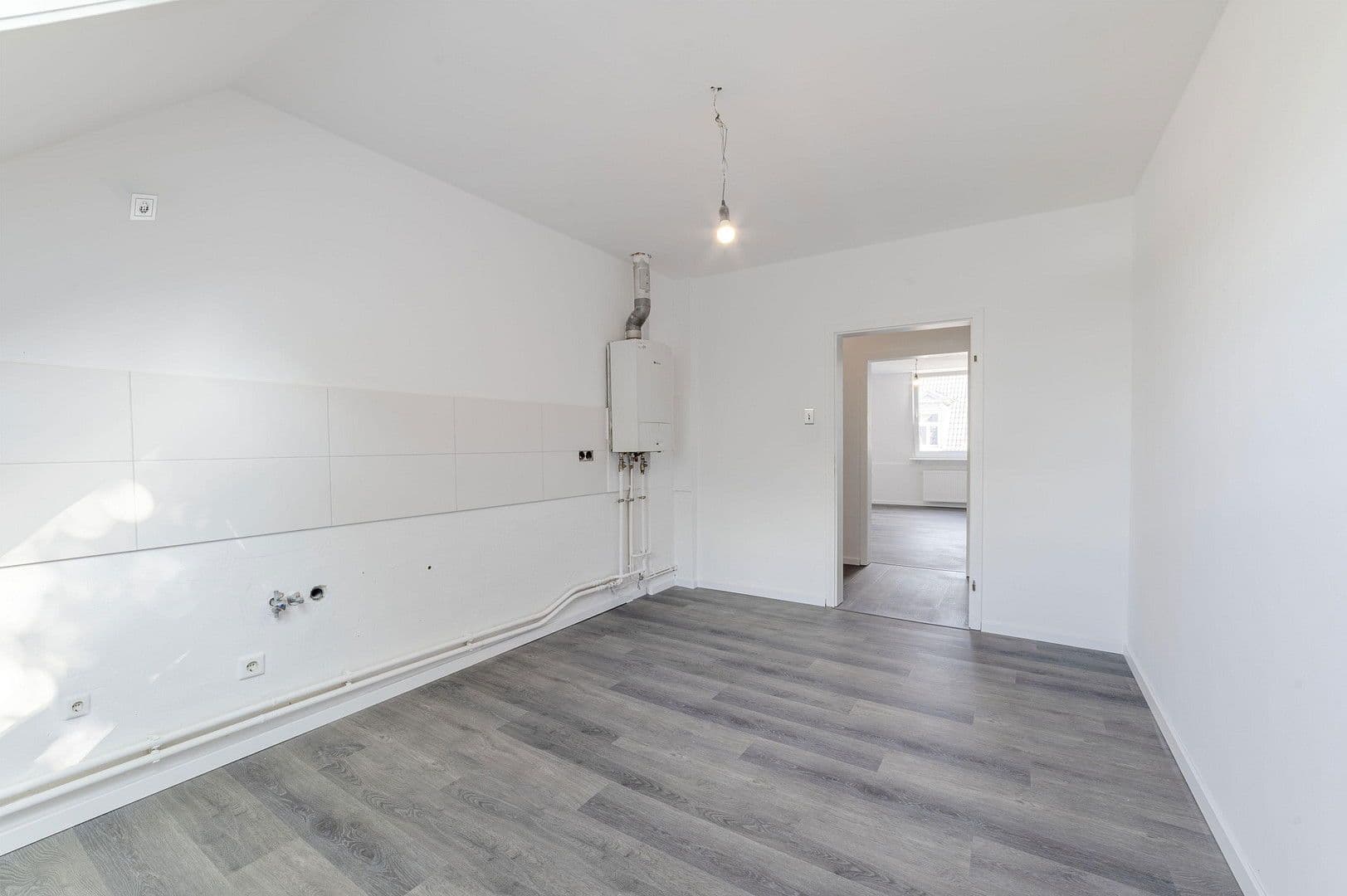 Prenájom bytu 4-izbový 100 m², Wittensteinstraße 137, Wuppertal, Severné Porýnie - Westfálsko Prenájom bytu 4-izbový 100 m², Wittensteinstraße 137, Wuppertal, Severné Porýnie - Westfálsko