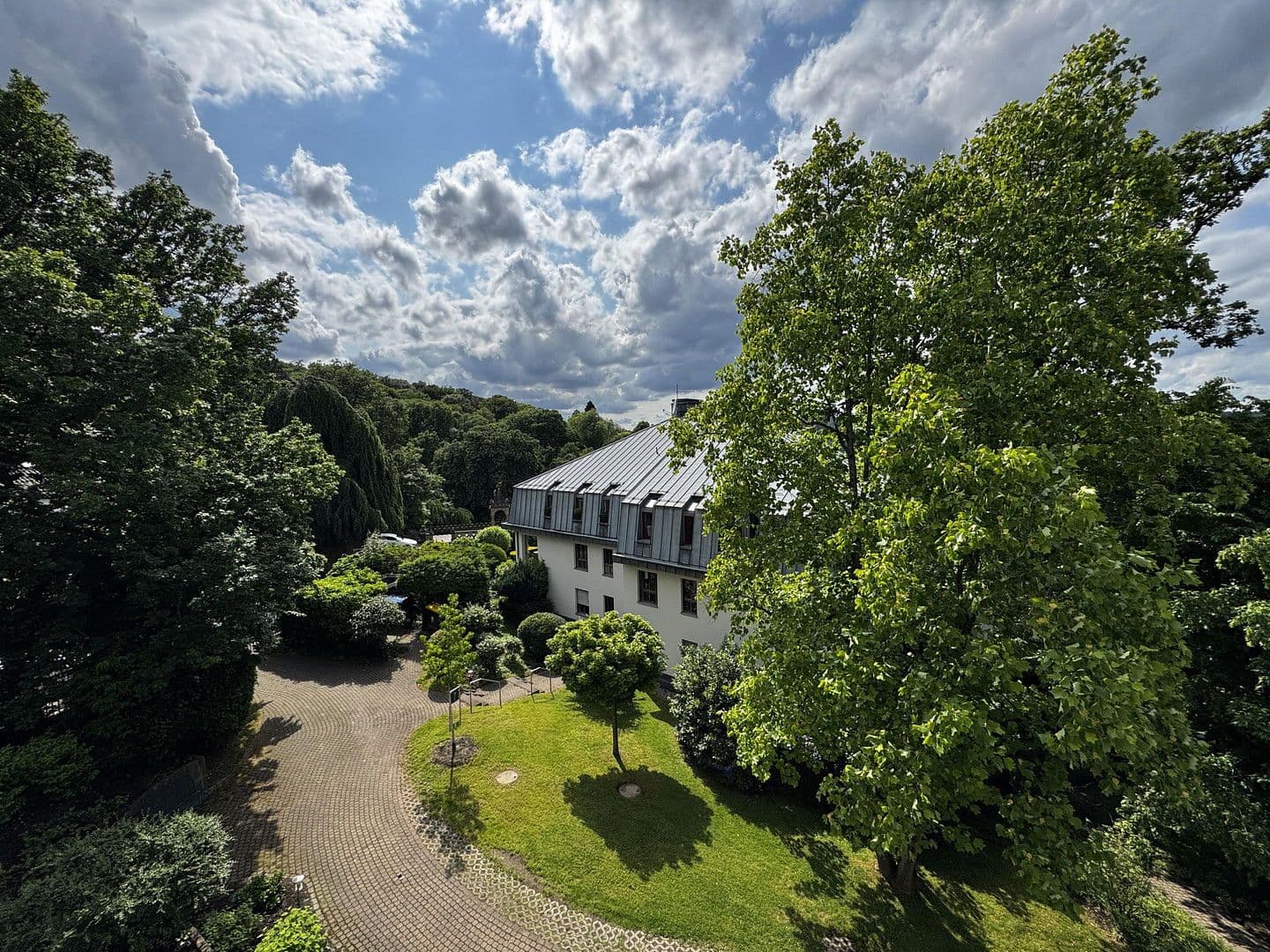 Prenájom bytu 4-izbový 108 m², Richard-Strauß-Allee 3, Wuppertal, Severné Porýnie - Westfálsko Prenájom bytu 4-izbový 108 m², Richard-Strauß-Allee 3, Wuppertal, Severné Porýnie - Westfálsko