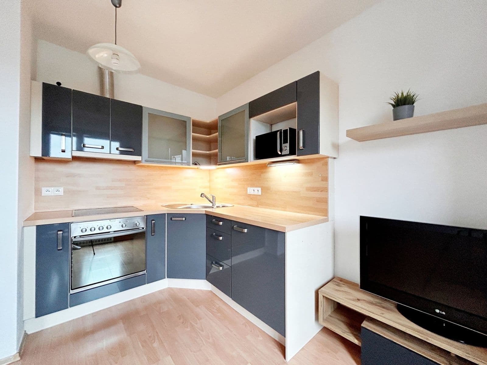 Prenájom bytu 1-izbový 28 m², Pickova, Praha, Praha Prenájom bytu 1-izbový 28 m², Pickova, Praha, Praha