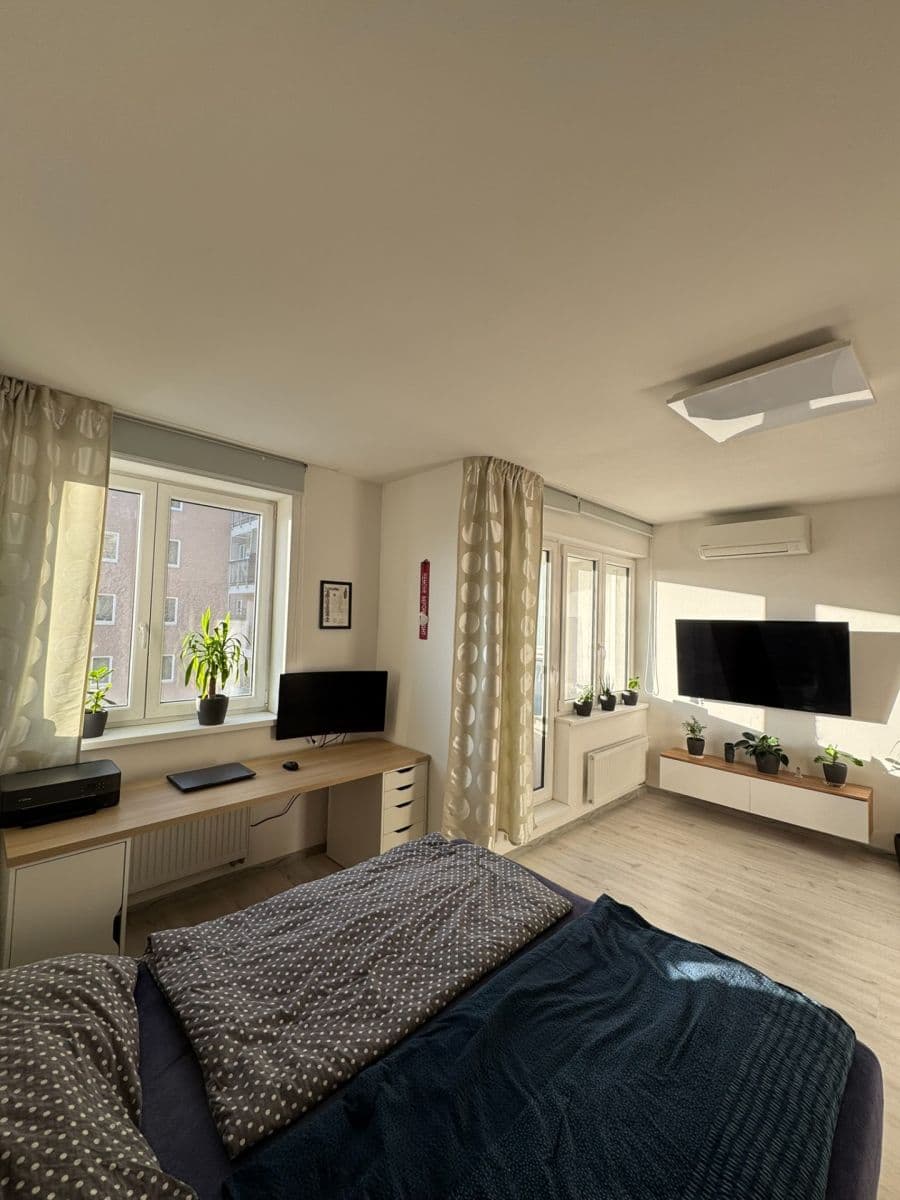 Prenájom bytu 1-izbový 31 m², V Honech, Klecany, Středočeský kraj Prenájom bytu 1-izbový 31 m², V Honech, Klecany, Středočeský kraj