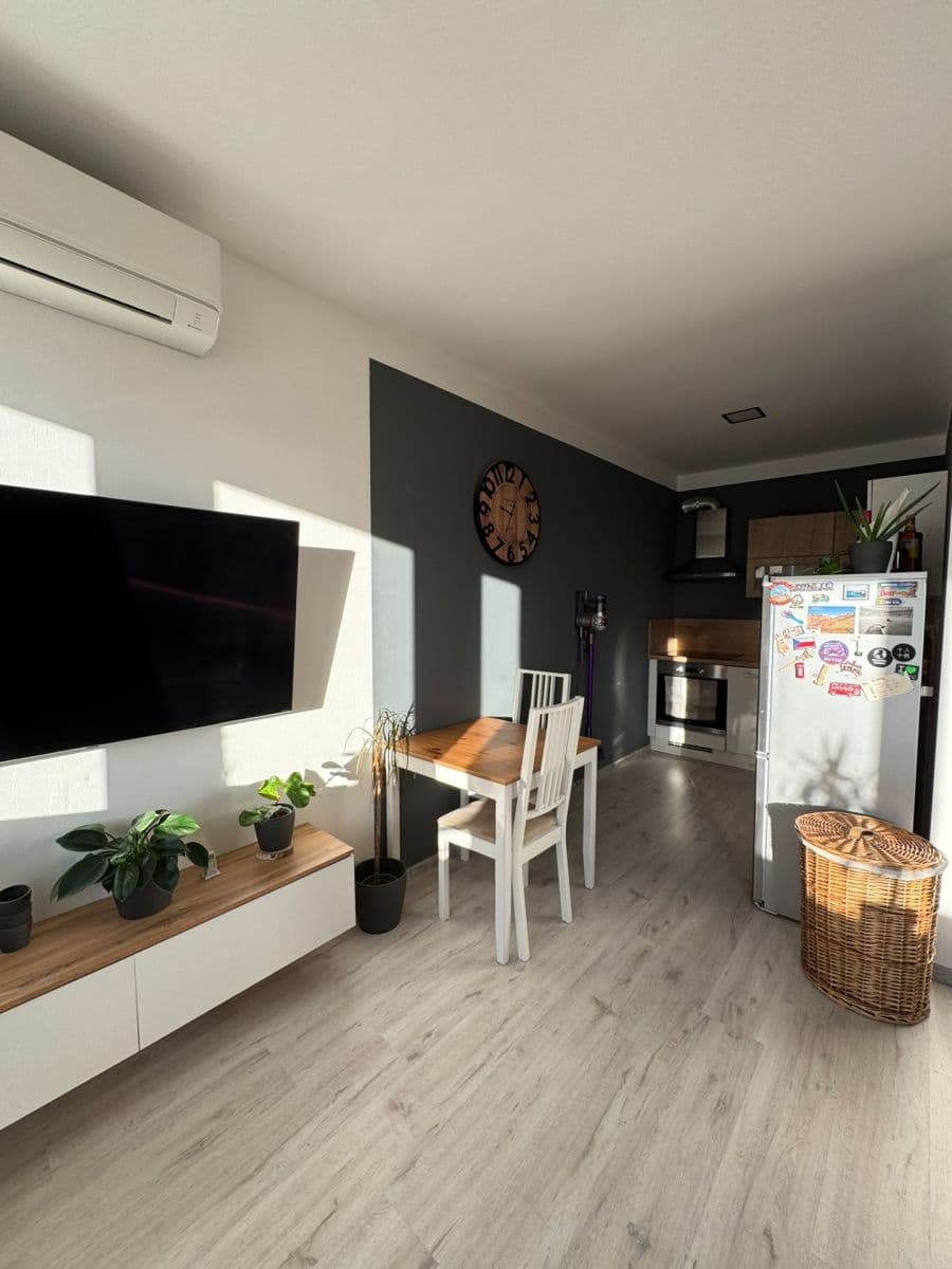 Prenájom bytu 1-izbový 31 m², V Honech, Klecany, Středočeský kraj Prenájom bytu 1-izbový 31 m², V Honech, Klecany, Středočeský kraj