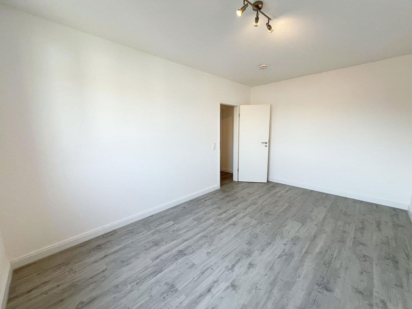 Prenájom bytu 2-izbový 63 m², Schuhmannstr. 55b, Offenbach, Hesensko Prenájom bytu 2-izbový 63 m², Schuhmannstr. 55b, Offenbach, Hesensko