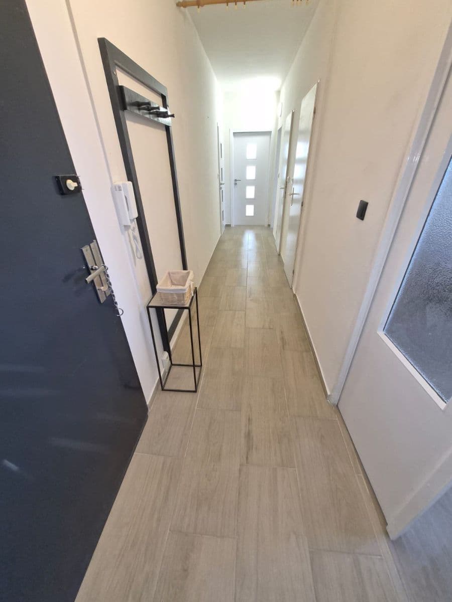 Prenájom bytu 3-izbový 67 m², Červeného kříže, Česká Lípa, Liberecký kraj Prenájom bytu 3-izbový 67 m², Červeného kříže, Česká Lípa, Liberecký kraj