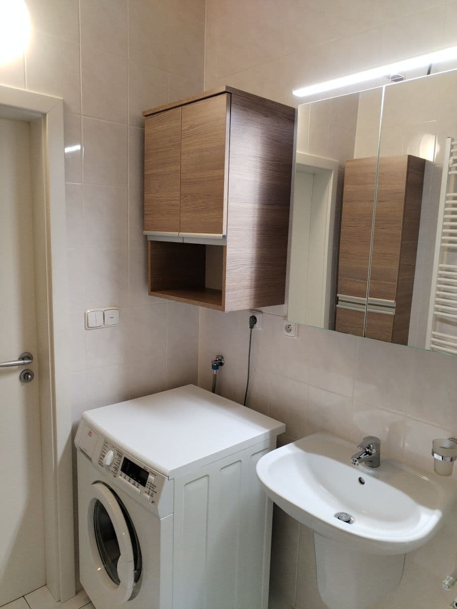 Prenájom bytu 3-izbový 90 m², Hyacintová, Praha, Praha Prenájom bytu 3-izbový 90 m², Hyacintová, Praha, Praha