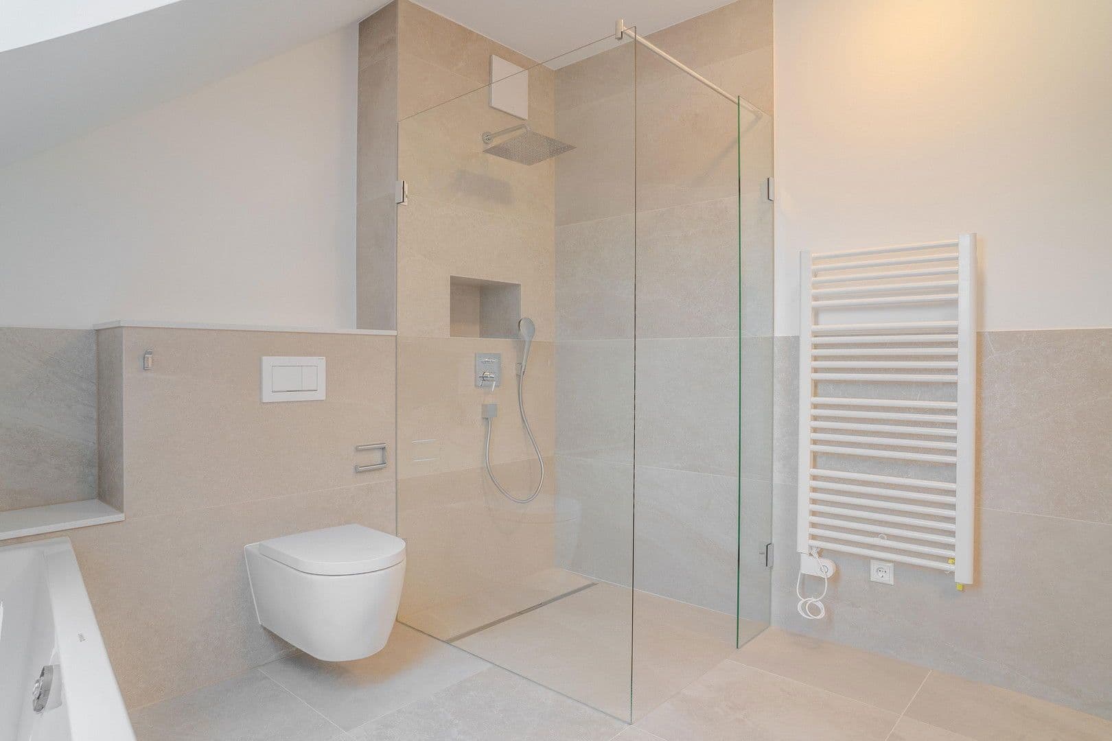 Prenájom bytu 3-izbový 100 m², An den Postwiesen 1, Frankfurt am Main, Hesensko Prenájom bytu 3-izbový 100 m², An den Postwiesen 1, Frankfurt am Main, Hesensko