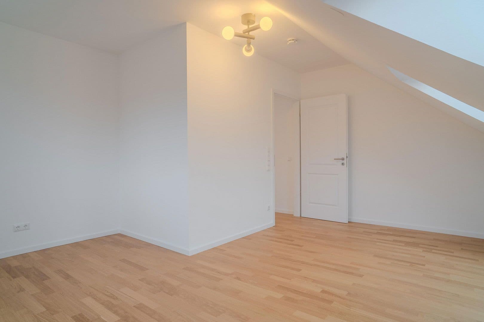 Prenájom bytu 3-izbový 100 m², An den Postwiesen 1, Frankfurt am Main, Hesensko Prenájom bytu 3-izbový 100 m², An den Postwiesen 1, Frankfurt am Main, Hesensko