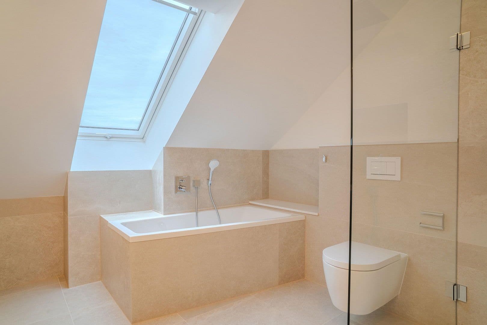 Prenájom bytu 3-izbový 100 m², An den Postwiesen 1, Frankfurt am Main, Hesensko Prenájom bytu 3-izbový 100 m², An den Postwiesen 1, Frankfurt am Main, Hesensko