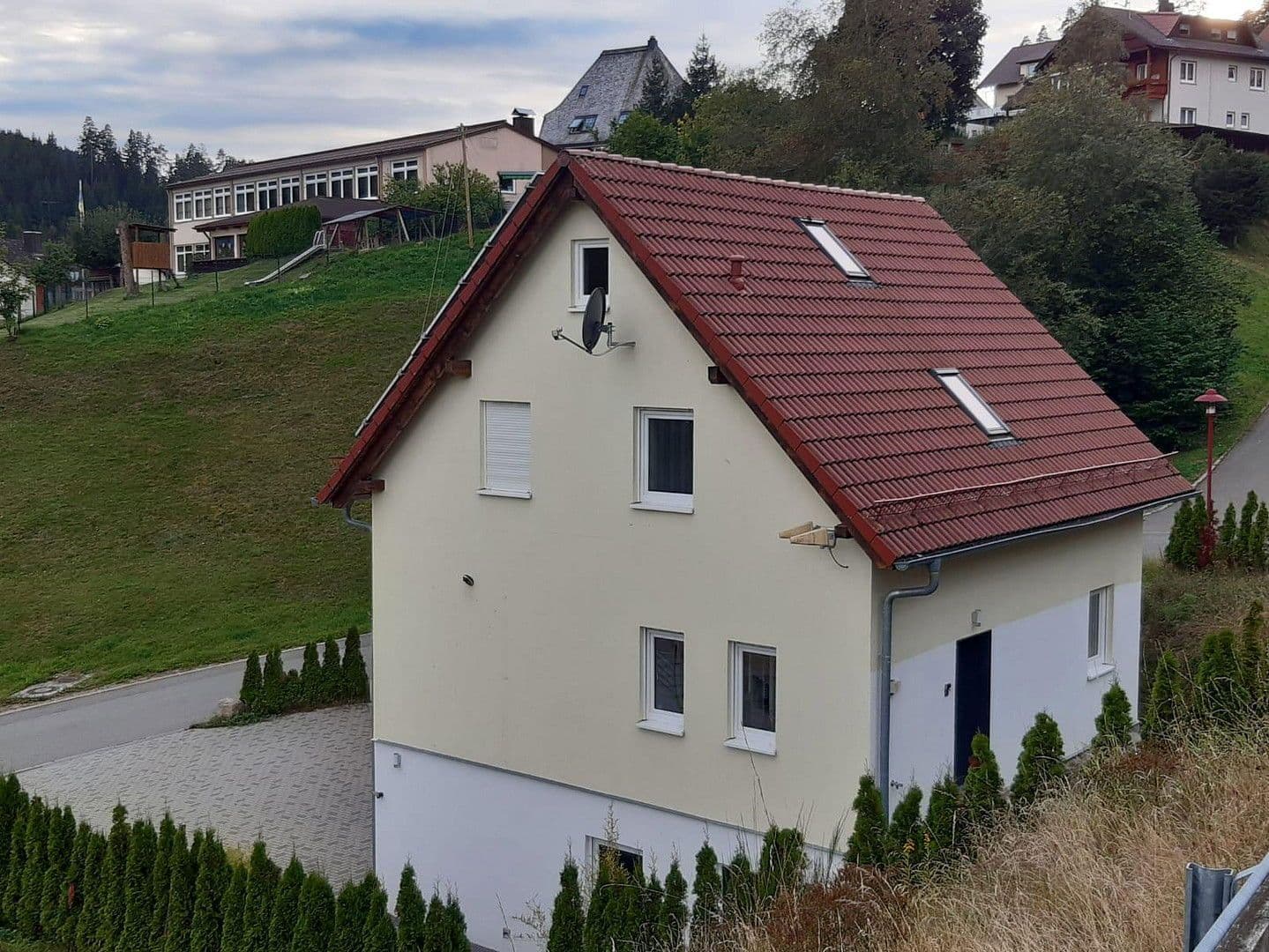 Predaj domu 185 m², pozemek 508 m², Talblick 2, Vöhrenbach, Bádensko-Wurttembersko Predaj domu 185 m², pozemek 508 m², Talblick 2, Vöhrenbach, Bádensko-Wurttembersko