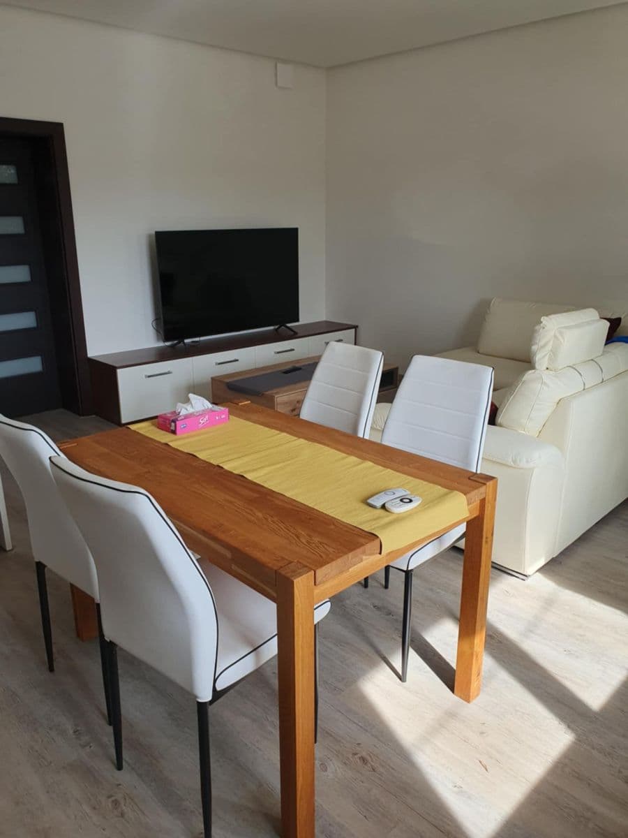 Prenájom bytu 2-izbový 66 m², Nad Rybníkem, Únětice, Středočeský kraj Prenájom bytu 2-izbový 66 m², Nad Rybníkem, Únětice, Středočeský kraj