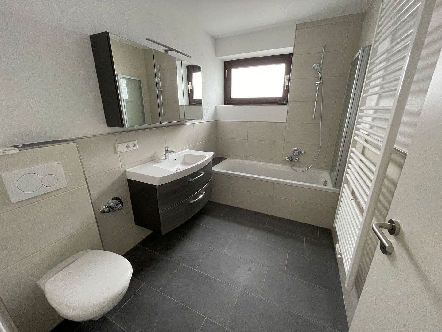 Prenájom bytu 3-izbový 100 m², Regensburg-Ostenviertel, Bavorsko Prenájom bytu 3-izbový 100 m², Regensburg-Ostenviertel, Bavorsko