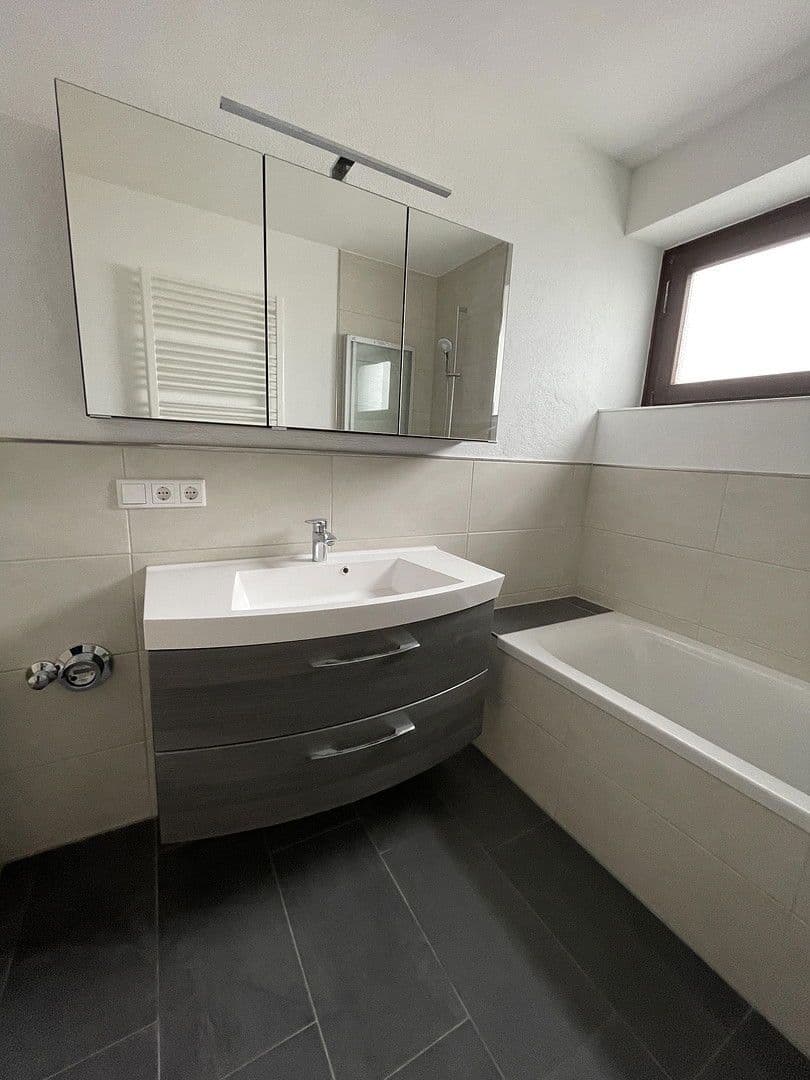 Prenájom bytu 3-izbový 100 m², Regensburg-Ostenviertel, Bavorsko Prenájom bytu 3-izbový 100 m², Regensburg-Ostenviertel, Bavorsko