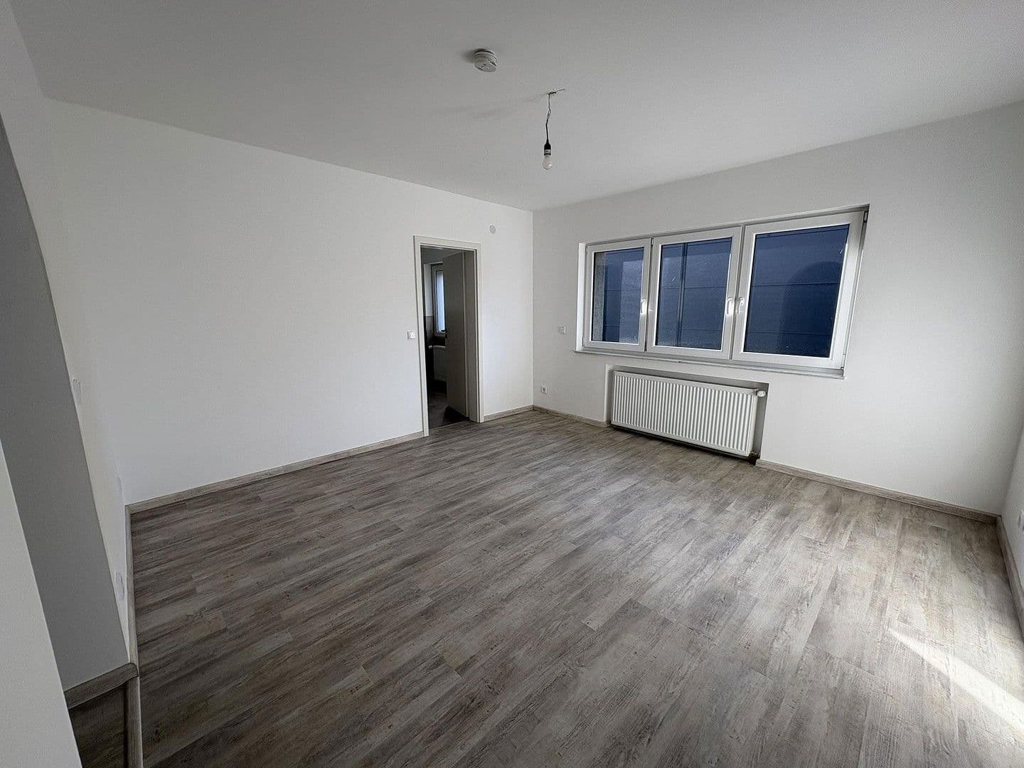 Prenájom bytu 4-izbový 108 m², Luisenstraße 121a, Siegburg, Severné Porýnie - Westfálsko Prenájom bytu 4-izbový 108 m², Luisenstraße 121a, Siegburg, Severné Porýnie - Westfálsko