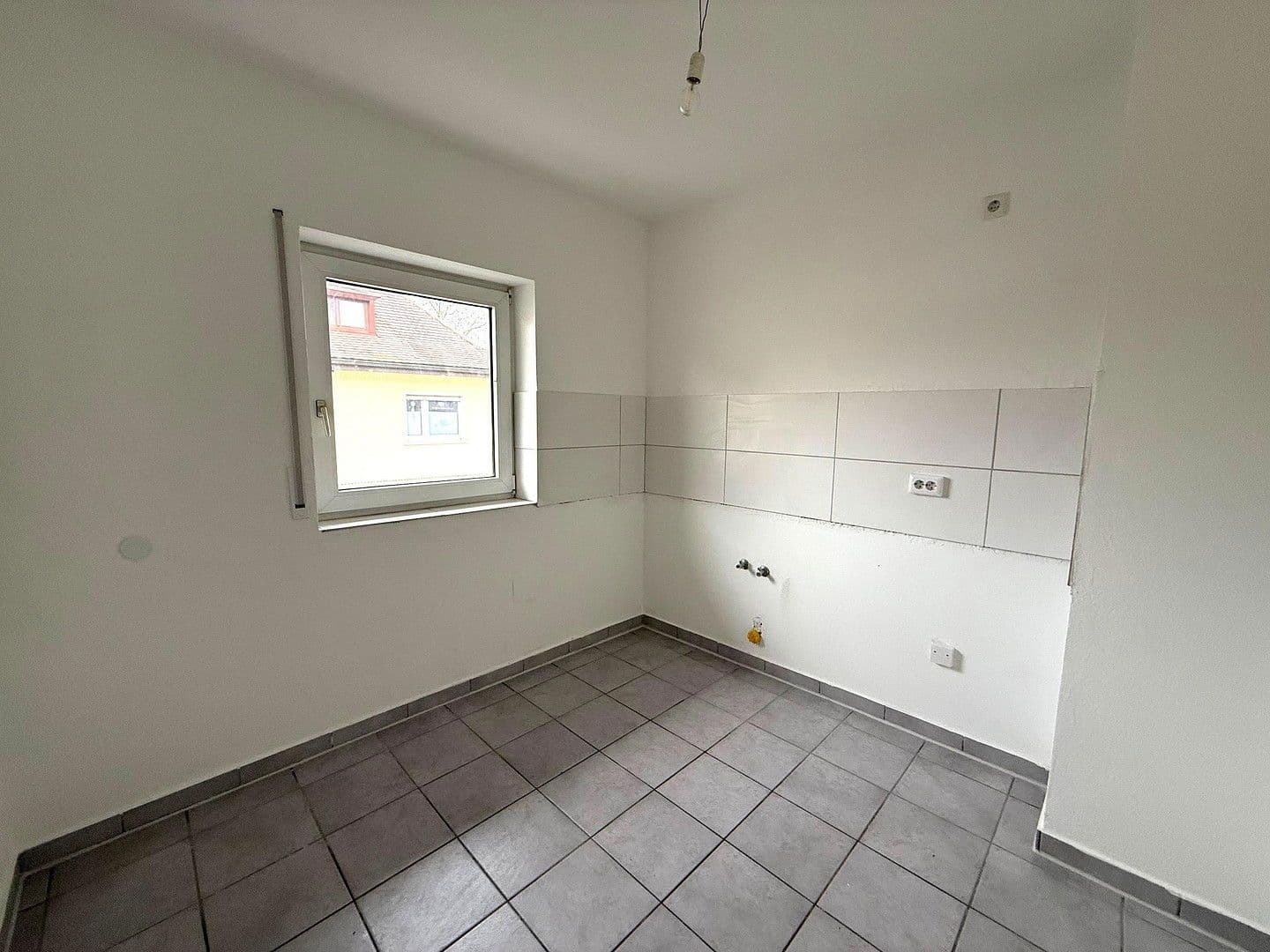 Prenájom bytu 5-izbový 92 m², Fliederstr. 1a, Rheinstetten, Bádensko-Wurttembersko Prenájom bytu 5-izbový 92 m², Fliederstr. 1a, Rheinstetten, Bádensko-Wurttembersko