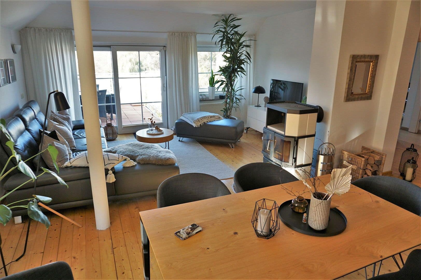 Prenájom bytu 4-izbový 148 m², Rinteln, Dolné Sasko Prenájom bytu 4-izbový 148 m², Rinteln, Dolné Sasko