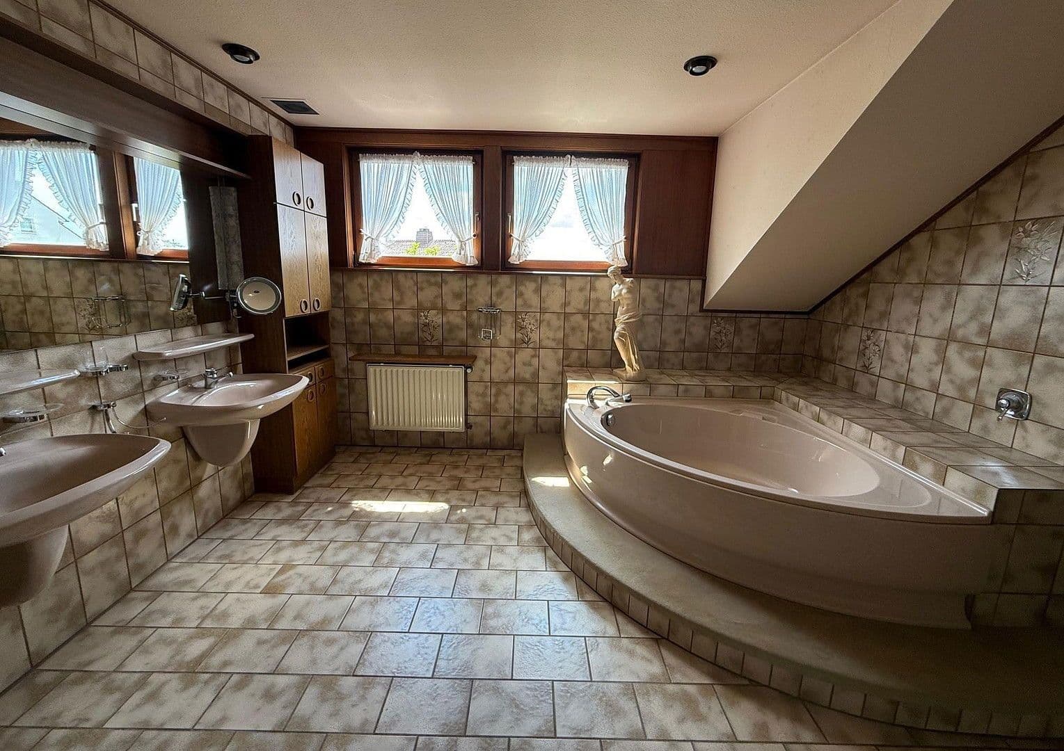 Predaj domu 478 m², pozemek 1.827 m², Neuhof, Hesensko Predaj domu 478 m², pozemek 1.827 m², Neuhof, Hesensko