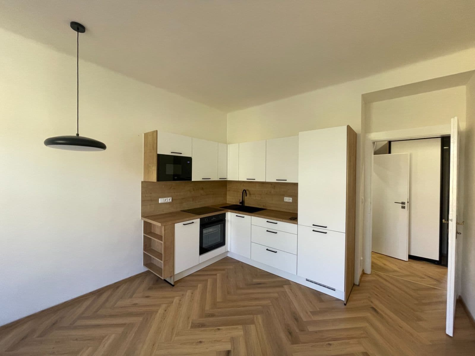 Prenájom bytu 2-izbový 46 m², Jaromírova, Praha, Praha Prenájom bytu 2-izbový 46 m², Jaromírova, Praha, Praha