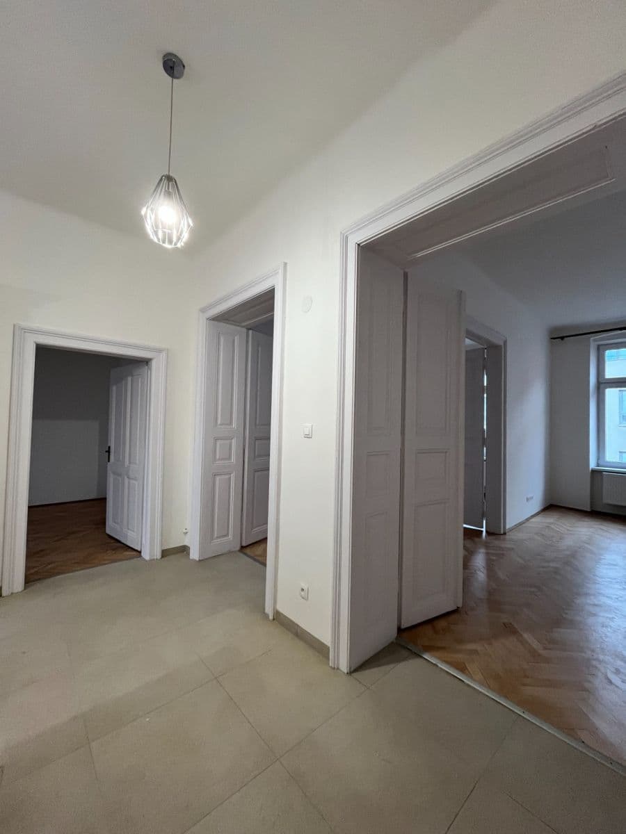 Prenájom bytu 3-izbový 100 m², Bratislava - mestská časť Staré Mesto, Bratislavský kraj Prenájom bytu 3-izbový 100 m², Bratislava - mestská časť Staré Mesto, Bratislavský kraj