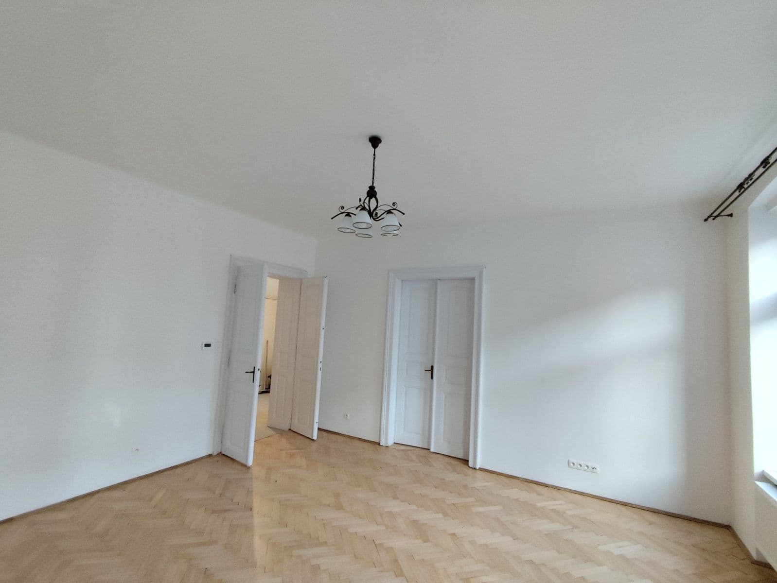 Prenájom bytu 3-izbový 100 m², Bratislava - mestská časť Staré Mesto, Bratislavský kraj Prenájom bytu 3-izbový 100 m², Bratislava - mestská časť Staré Mesto, Bratislavský kraj