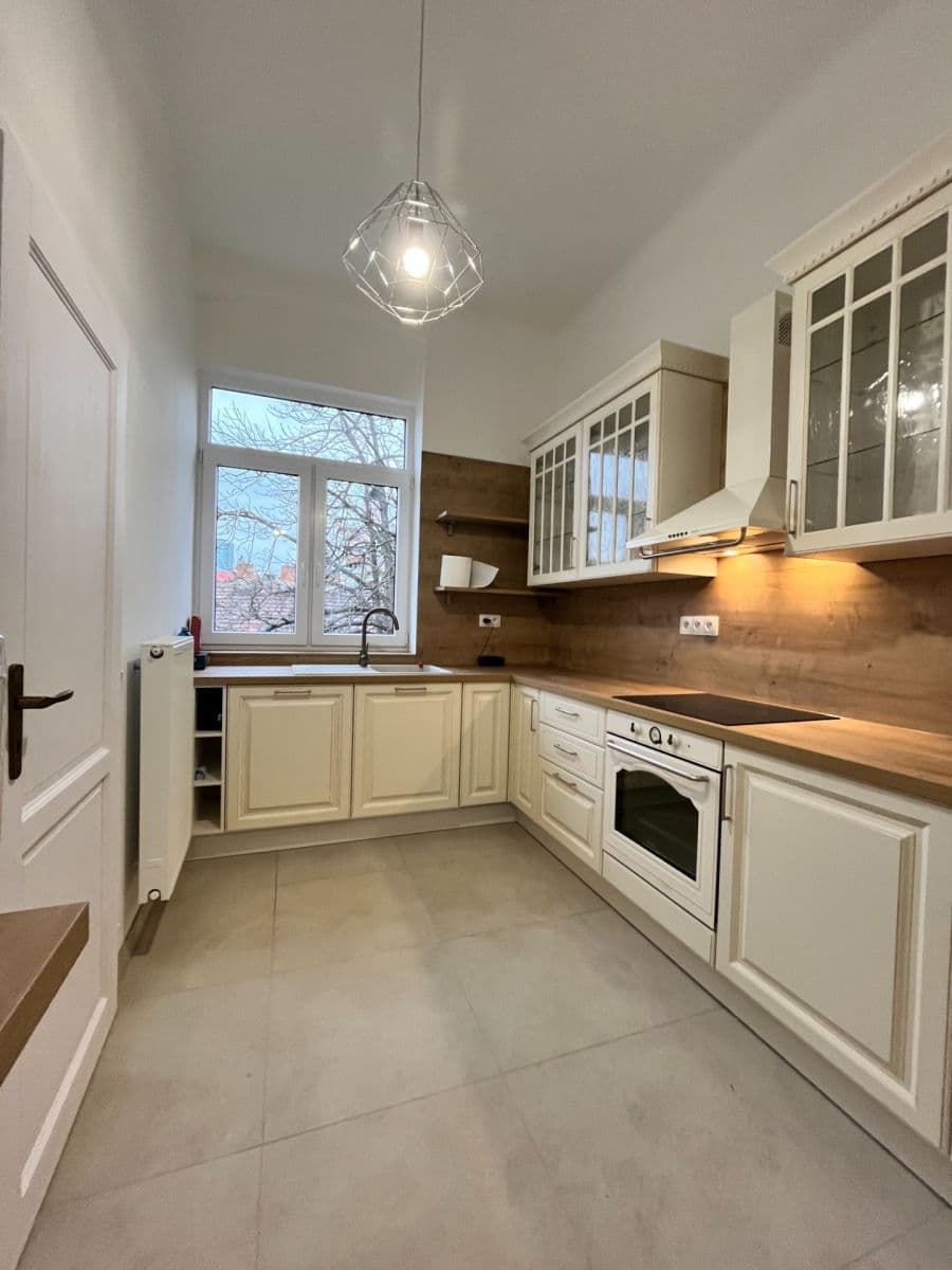 Prenájom bytu 3-izbový 100 m², Bratislava - mestská časť Staré Mesto, Bratislavský kraj Prenájom bytu 3-izbový 100 m², Bratislava - mestská časť Staré Mesto, Bratislavský kraj