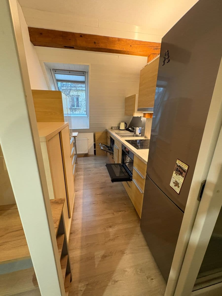 Prenájom bytu 4-izbový 100 m², Hradeckých, Praha, Praha Prenájom bytu 4-izbový 100 m², Hradeckých, Praha, Praha