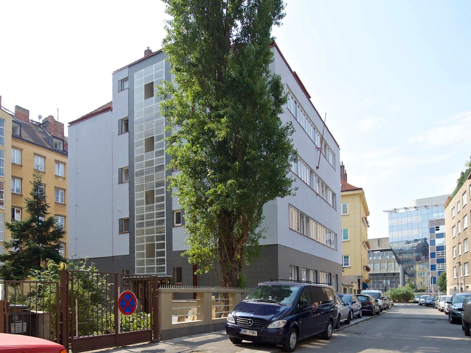 Prenájom bytu 4-izbový 100 m², Hradeckých, Praha, Praha Prenájom bytu 4-izbový 100 m², Hradeckých, Praha, Praha