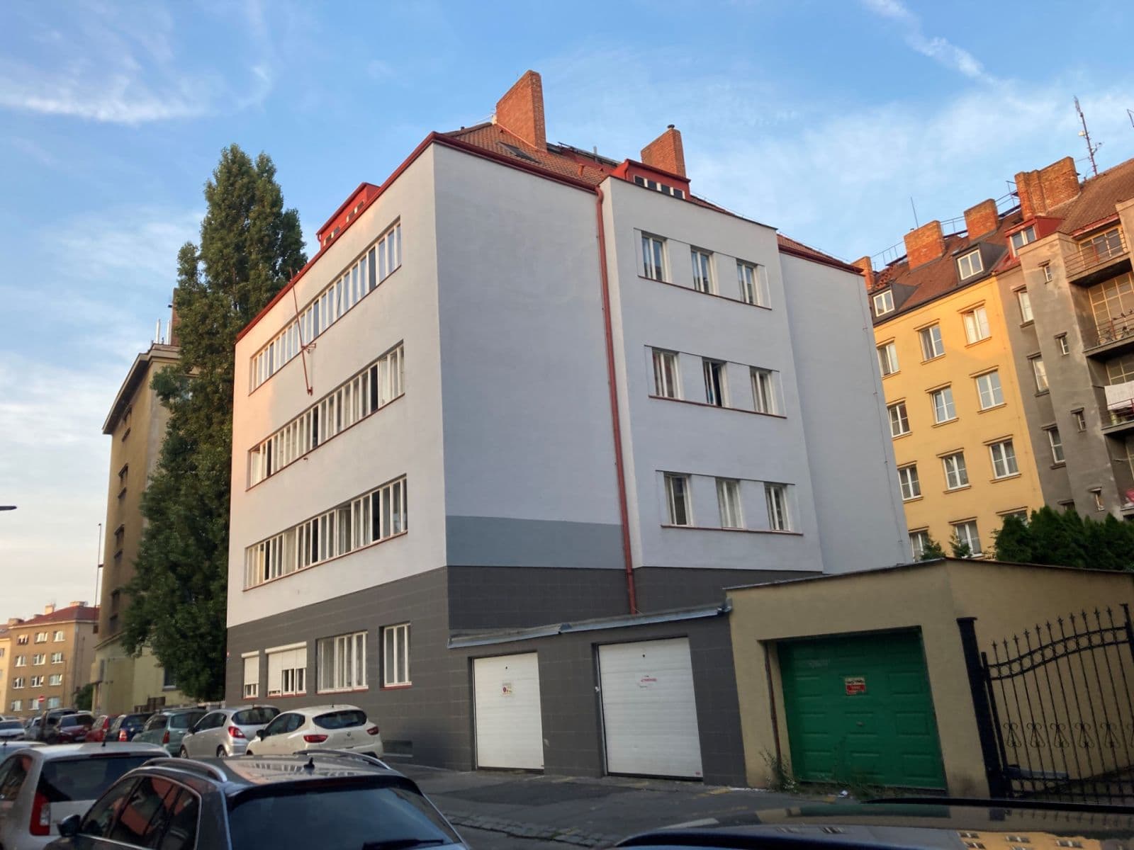 Prenájom bytu 4-izbový 100 m², Hradeckých, Praha, Praha Prenájom bytu 4-izbový 100 m², Hradeckých, Praha, Praha