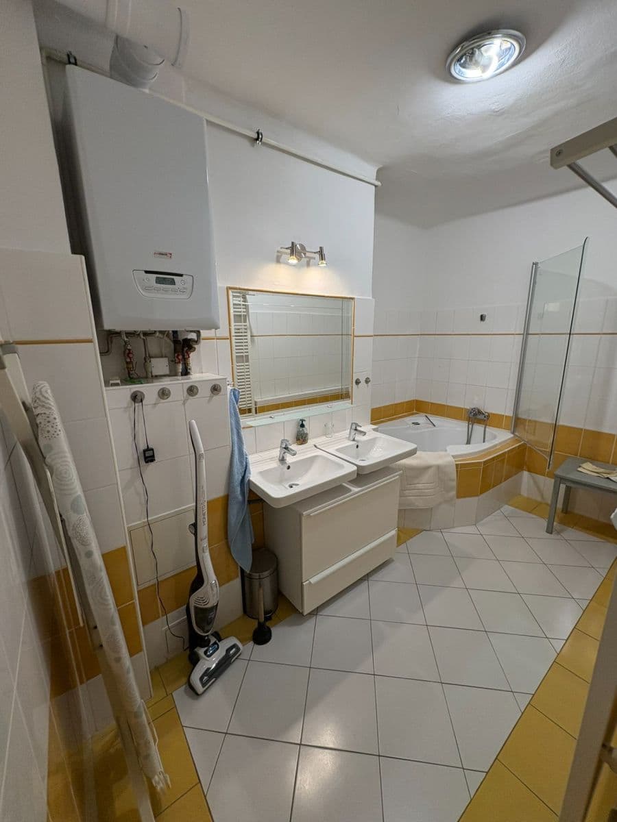 Prenájom bytu 4-izbový 100 m², Hradeckých, Praha, Praha Prenájom bytu 4-izbový 100 m², Hradeckých, Praha, Praha