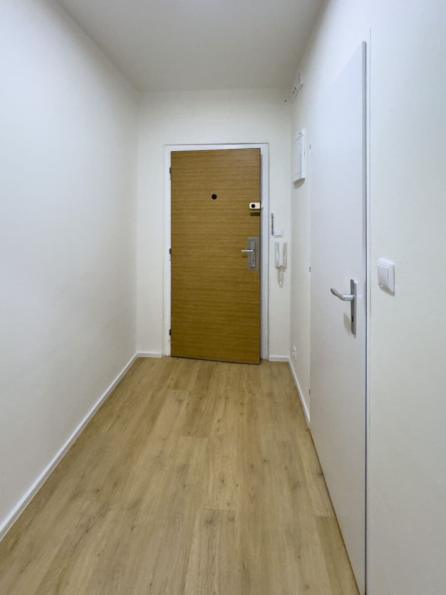 Prenájom bytu 2-izbový 42 m², Ciolkovského, Praha, Praha Prenájom bytu 2-izbový 42 m², Ciolkovského, Praha, Praha