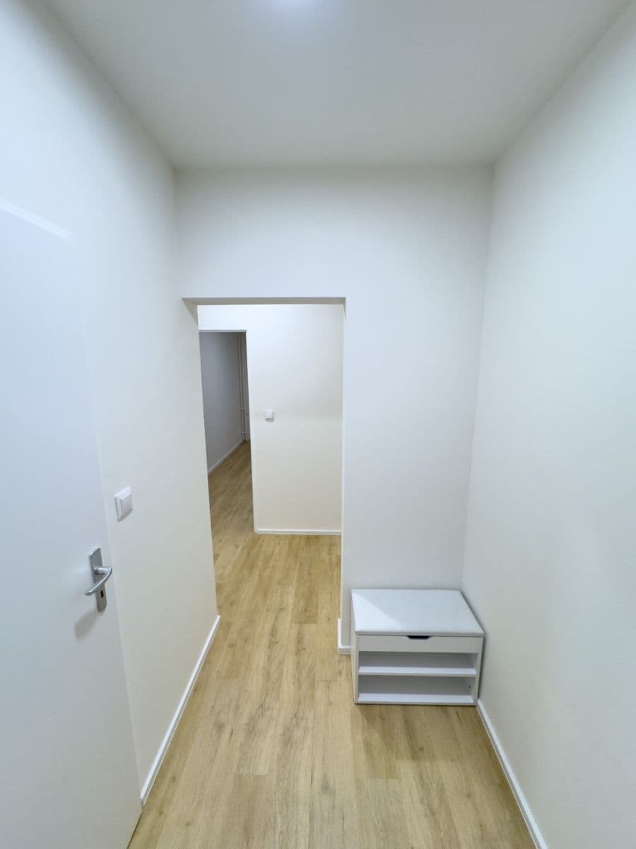 Prenájom bytu 2-izbový 42 m², Ciolkovského, Praha, Praha Prenájom bytu 2-izbový 42 m², Ciolkovského, Praha, Praha