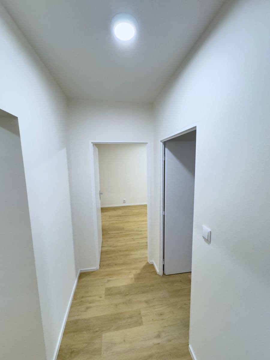 Prenájom bytu 2-izbový 42 m², Ciolkovského, Praha, Praha Prenájom bytu 2-izbový 42 m², Ciolkovského, Praha, Praha