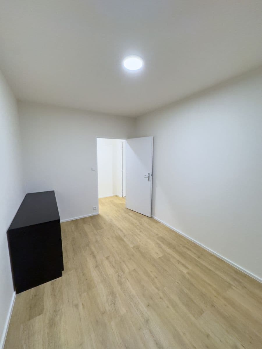 Prenájom bytu 2-izbový 42 m², Ciolkovského, Praha, Praha Prenájom bytu 2-izbový 42 m², Ciolkovského, Praha, Praha