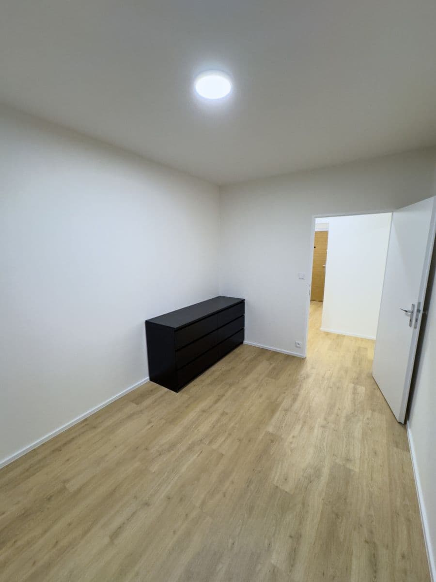 Prenájom bytu 2-izbový 42 m², Ciolkovského, Praha, Praha Prenájom bytu 2-izbový 42 m², Ciolkovského, Praha, Praha