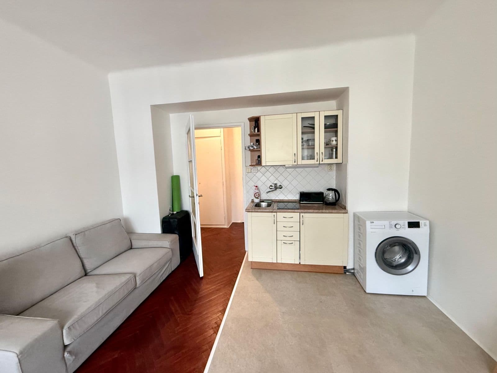 Prenájom bytu 1-izbový 32 m², Slezská, Praha, Praha Prenájom bytu 1-izbový 32 m², Slezská, Praha, Praha