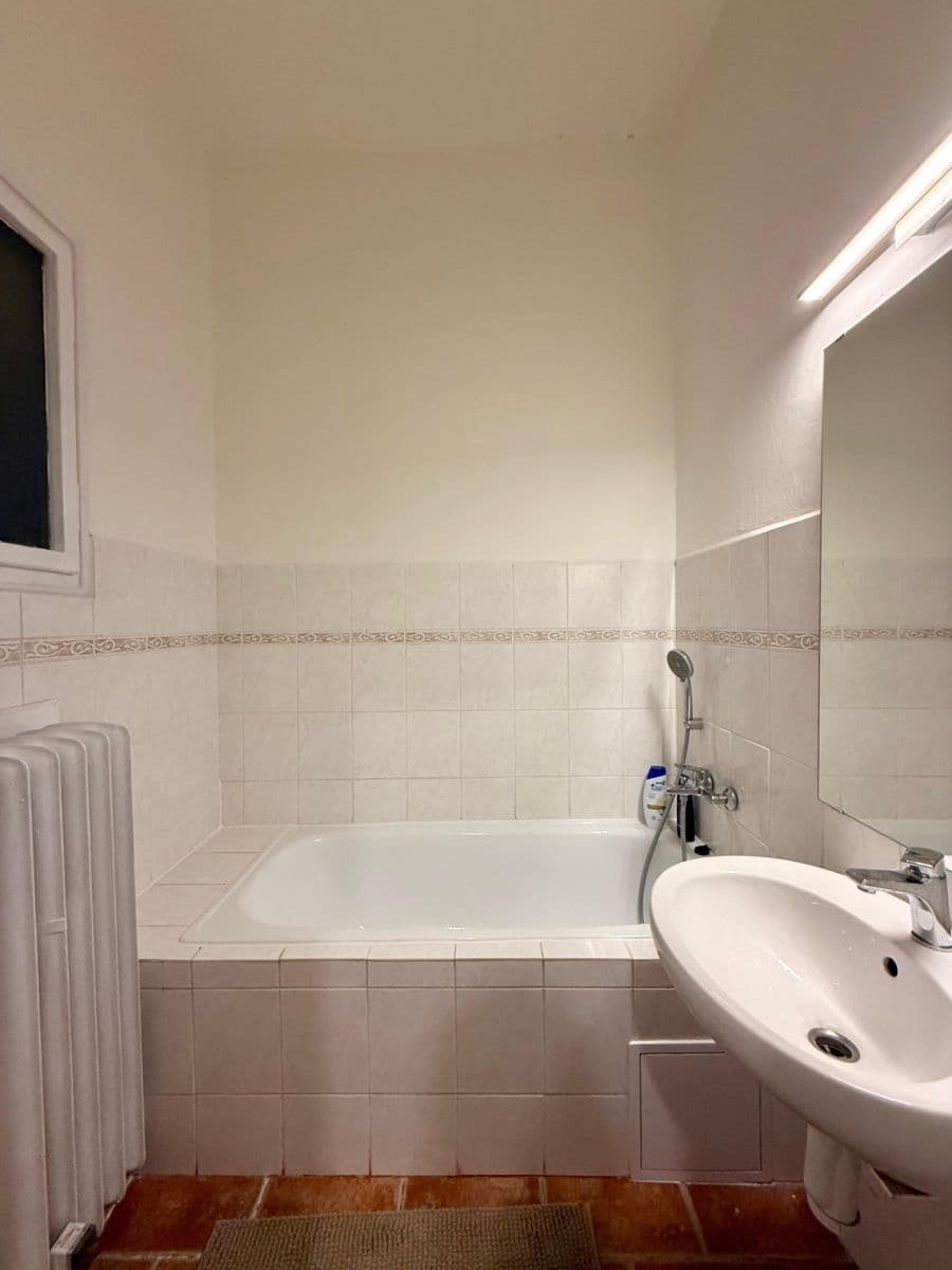 Prenájom bytu 1-izbový 32 m², Slezská, Praha, Praha Prenájom bytu 1-izbový 32 m², Slezská, Praha, Praha