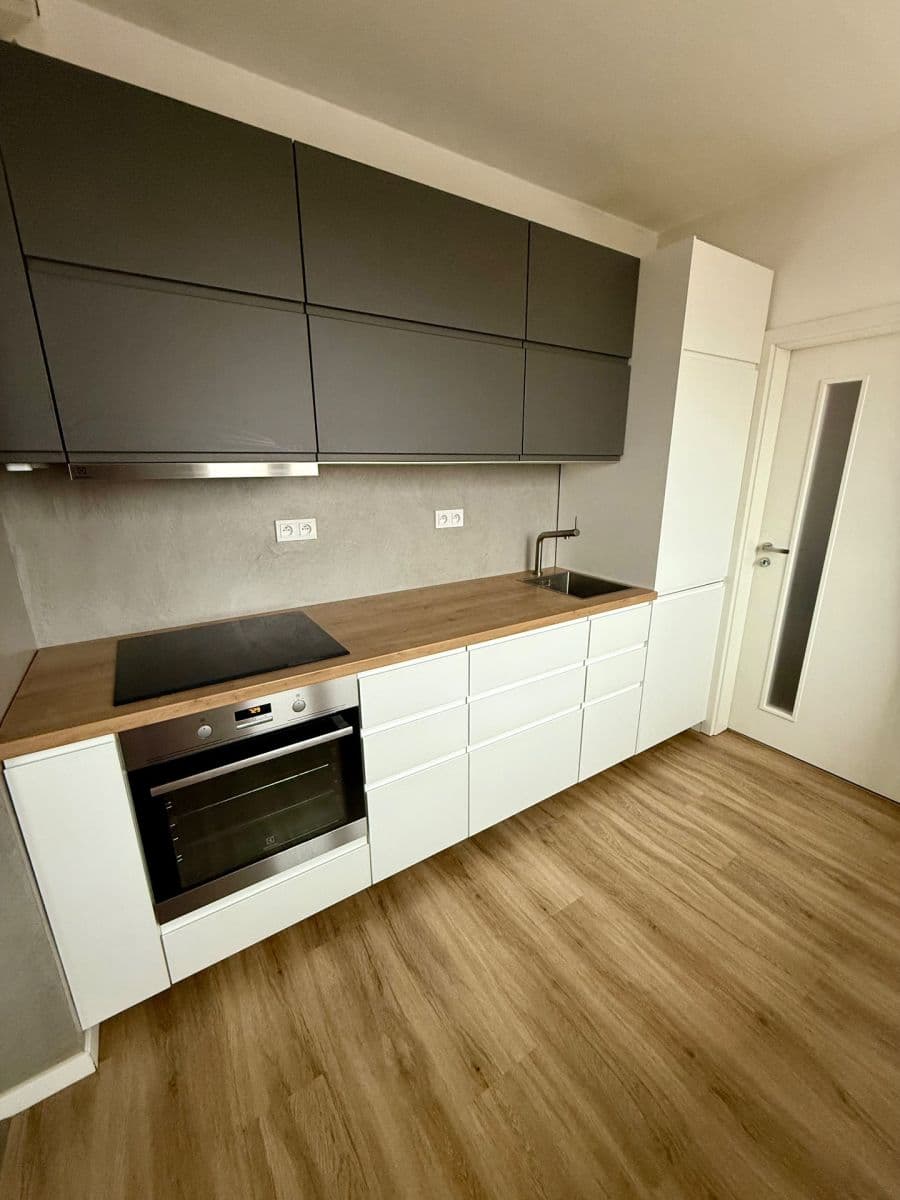 Prenájom bytu 3-izbový 75 m², Ke Strašnické, Praha, Praha Prenájom bytu 3-izbový 75 m², Ke Strašnické, Praha, Praha