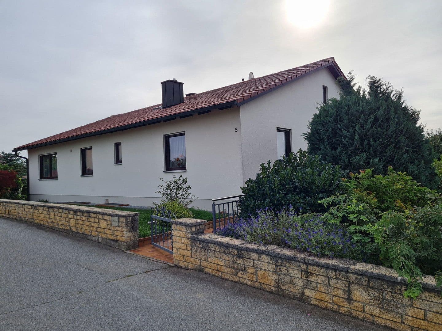 Predaj domu 139 m², pozemek 1.064 m², Lindacher Str. 5, Buchhofen, Bavorsko Predaj domu 139 m², pozemek 1.064 m², Lindacher Str. 5, Buchhofen, Bavorsko