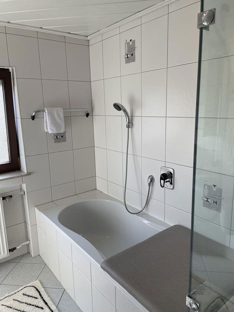 Prenájom bytu 3-izbový 125 m², Hambachstrasse 12, Hessigheim, Bádensko-Wurttembersko Prenájom bytu 3-izbový 125 m², Hambachstrasse 12, Hessigheim, Bádensko-Wurttembersko