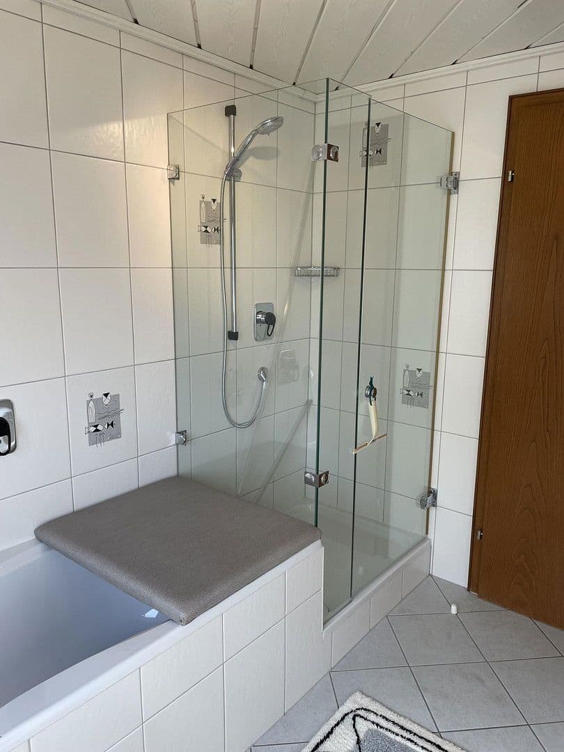 Prenájom bytu 3-izbový 125 m², Hambachstrasse 12, Hessigheim, Bádensko-Wurttembersko Prenájom bytu 3-izbový 125 m², Hambachstrasse 12, Hessigheim, Bádensko-Wurttembersko