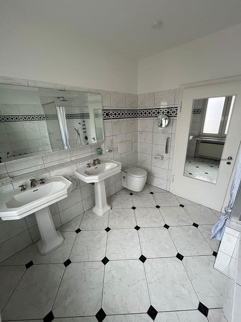 Prenájom bytu 3-izbový 175 m², Remscheid, Severné Porýnie - Westfálsko Prenájom bytu 3-izbový 175 m², Remscheid, Severné Porýnie - Westfálsko