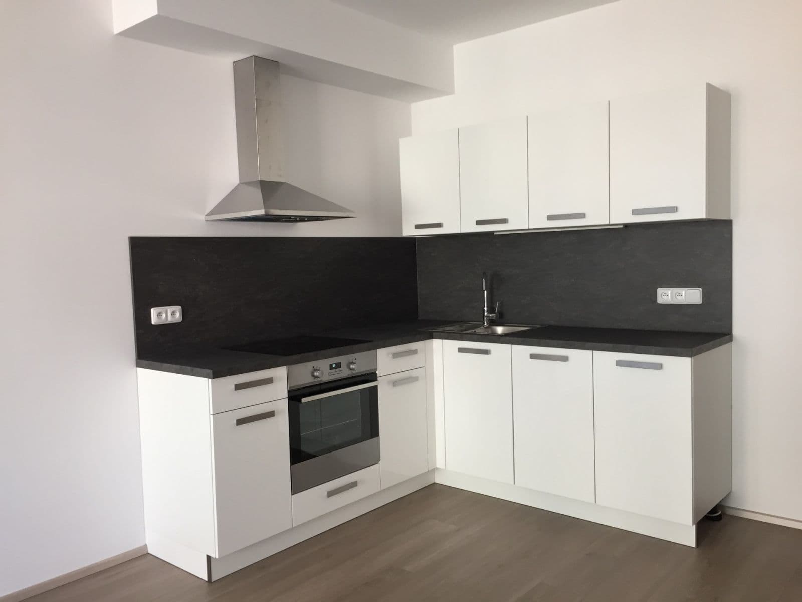 Prenájom bytu 2-izbový 55 m², Kardausova, Praha, Praha Prenájom bytu 2-izbový 55 m², Kardausova, Praha, Praha