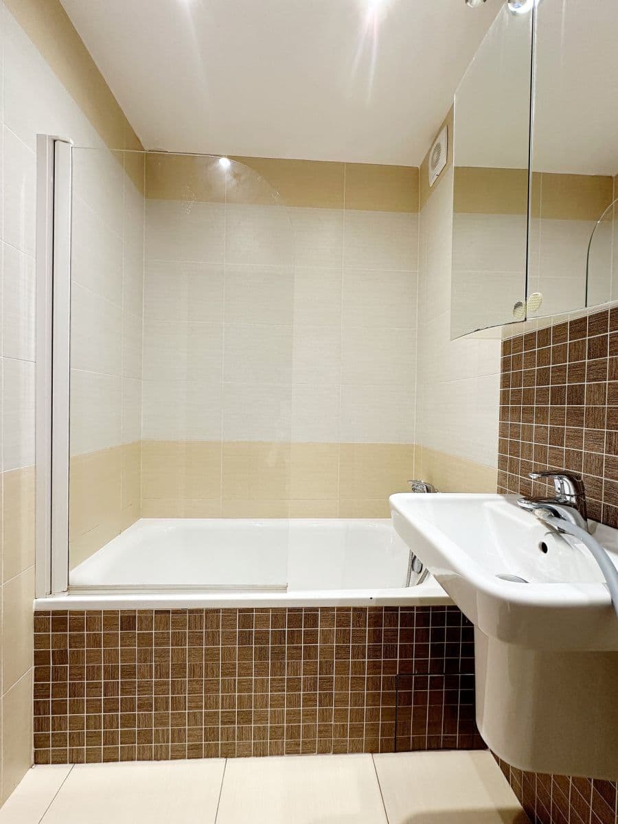 Prenájom bytu 2-izbový 49 m², náměstí Osvoboditelů, Praha, Praha Prenájom bytu 2-izbový 49 m², náměstí Osvoboditelů, Praha, Praha