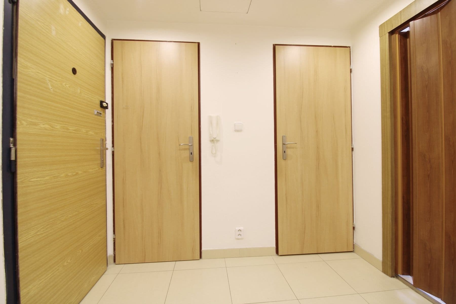 Prenájom bytu 2-izbový 49 m², náměstí Osvoboditelů, Praha, Praha Prenájom bytu 2-izbový 49 m², náměstí Osvoboditelů, Praha, Praha