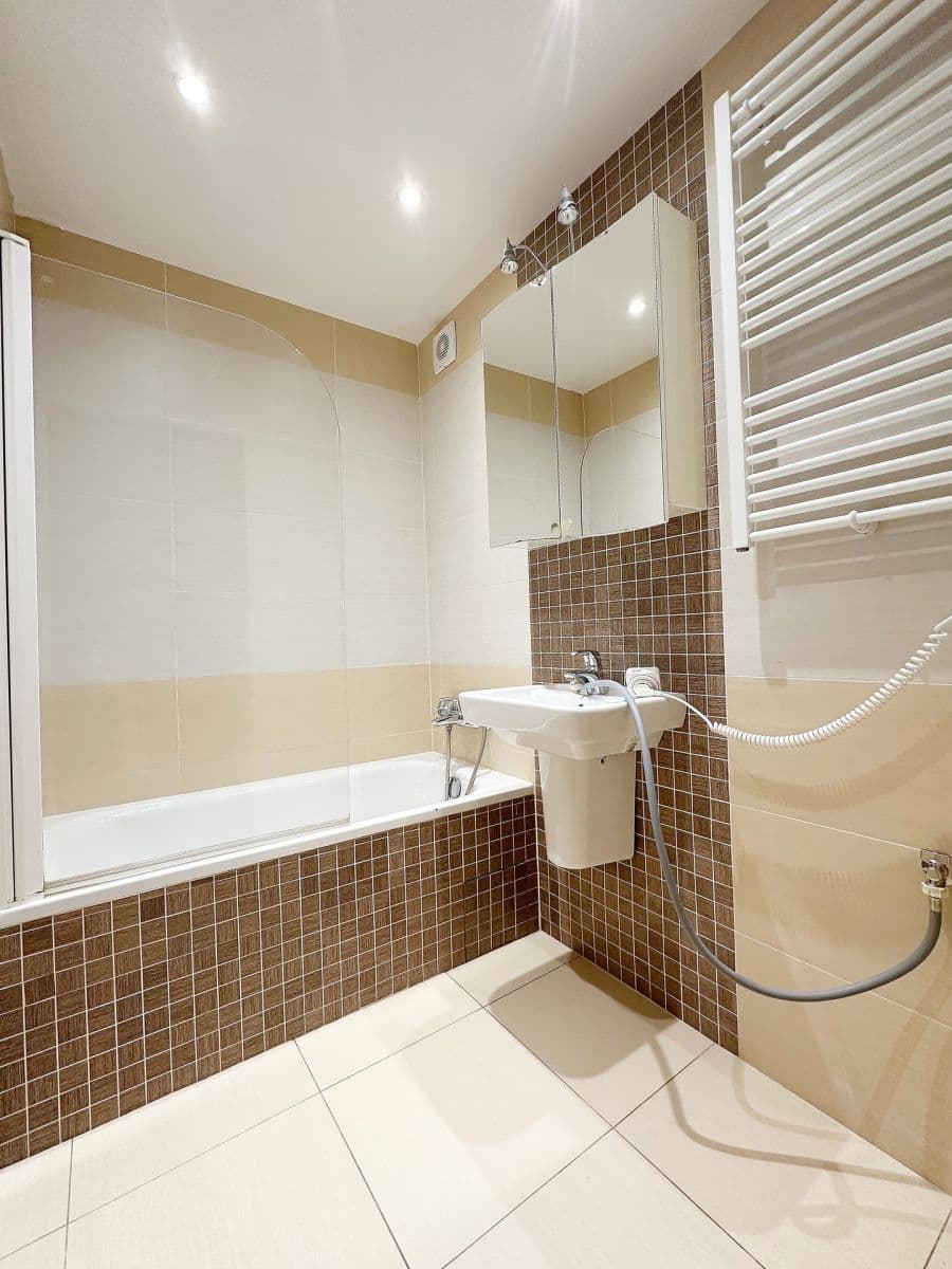 Prenájom bytu 2-izbový 49 m², náměstí Osvoboditelů, Praha, Praha Prenájom bytu 2-izbový 49 m², náměstí Osvoboditelů, Praha, Praha