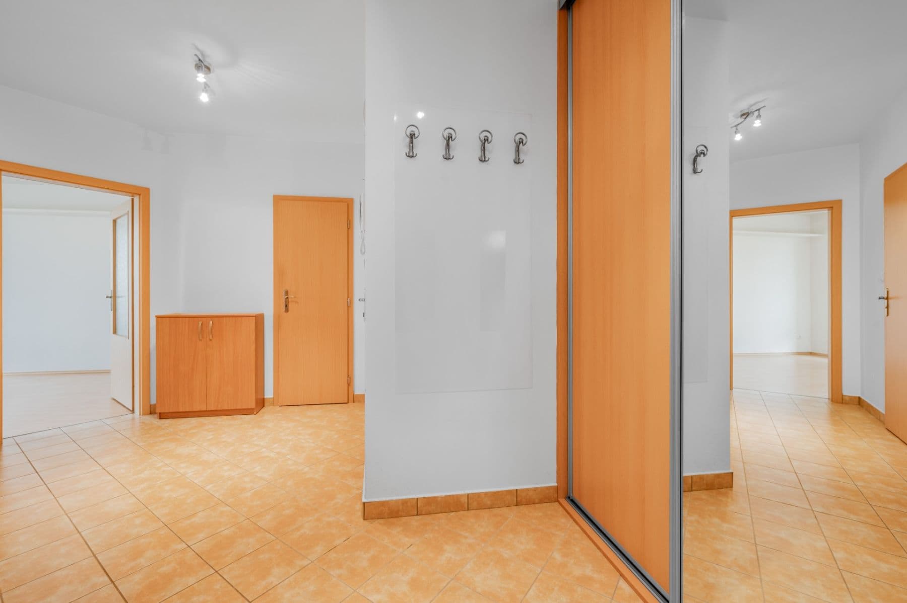 Prenájom bytu 2-izbový 67 m², Semická, Praha, Praha Prenájom bytu 2-izbový 67 m², Semická, Praha, Praha